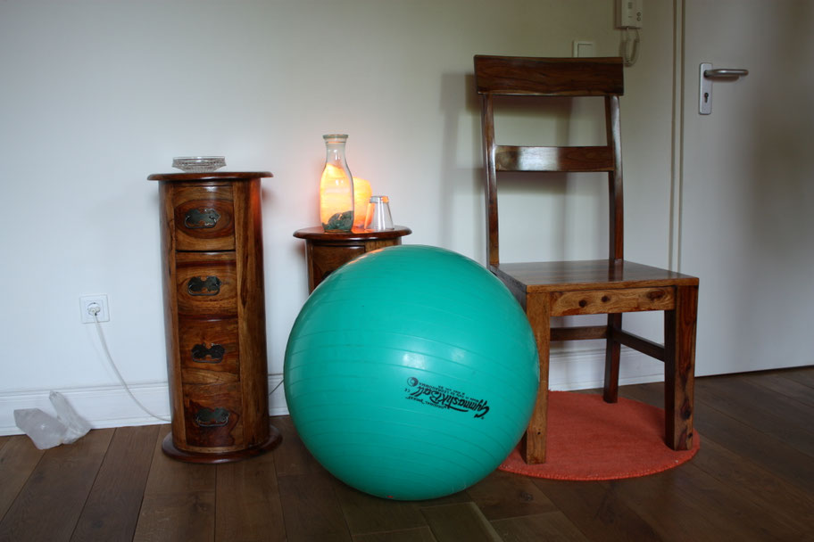 Praxisausstattung mit Gymnastikball