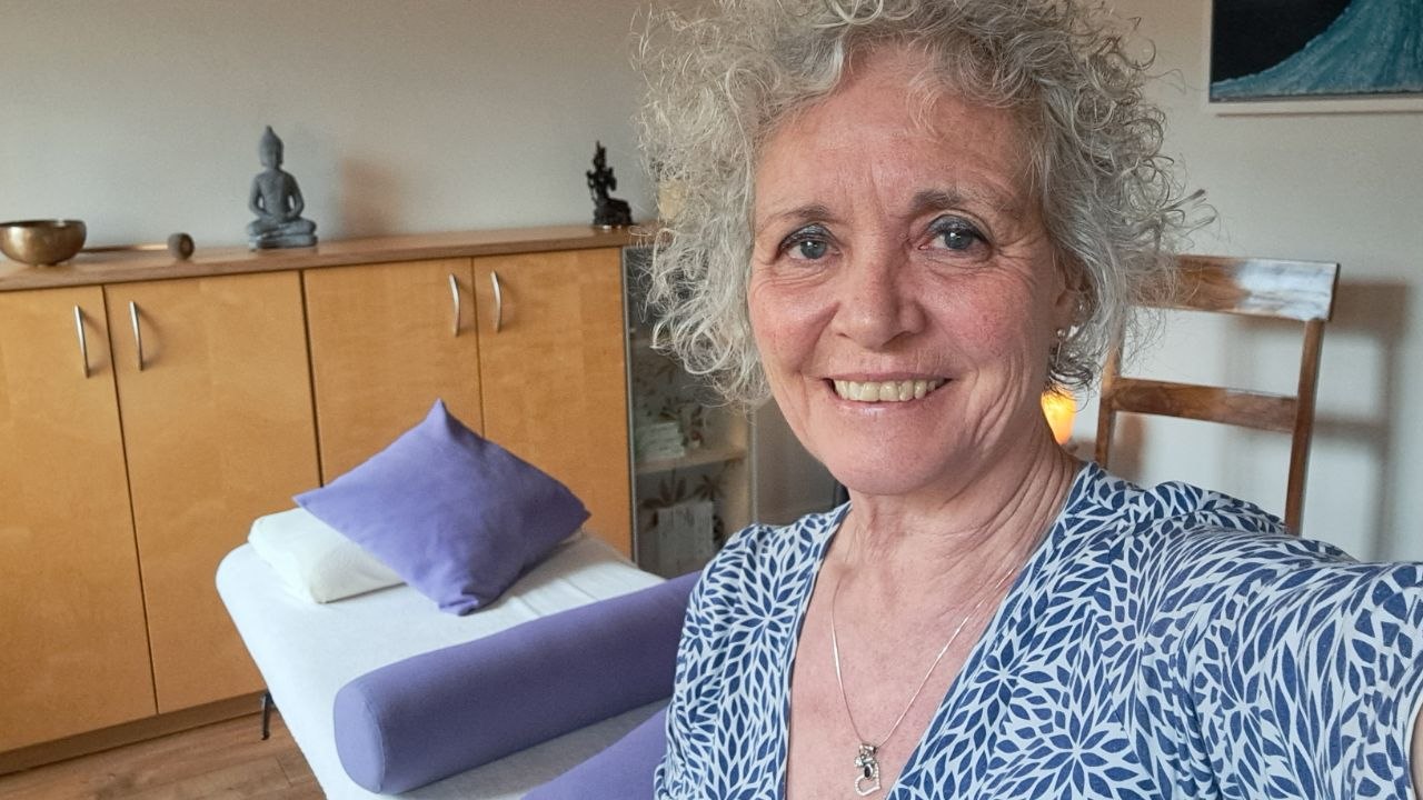 Branka Anolee Mitschke in ihrer Praxis